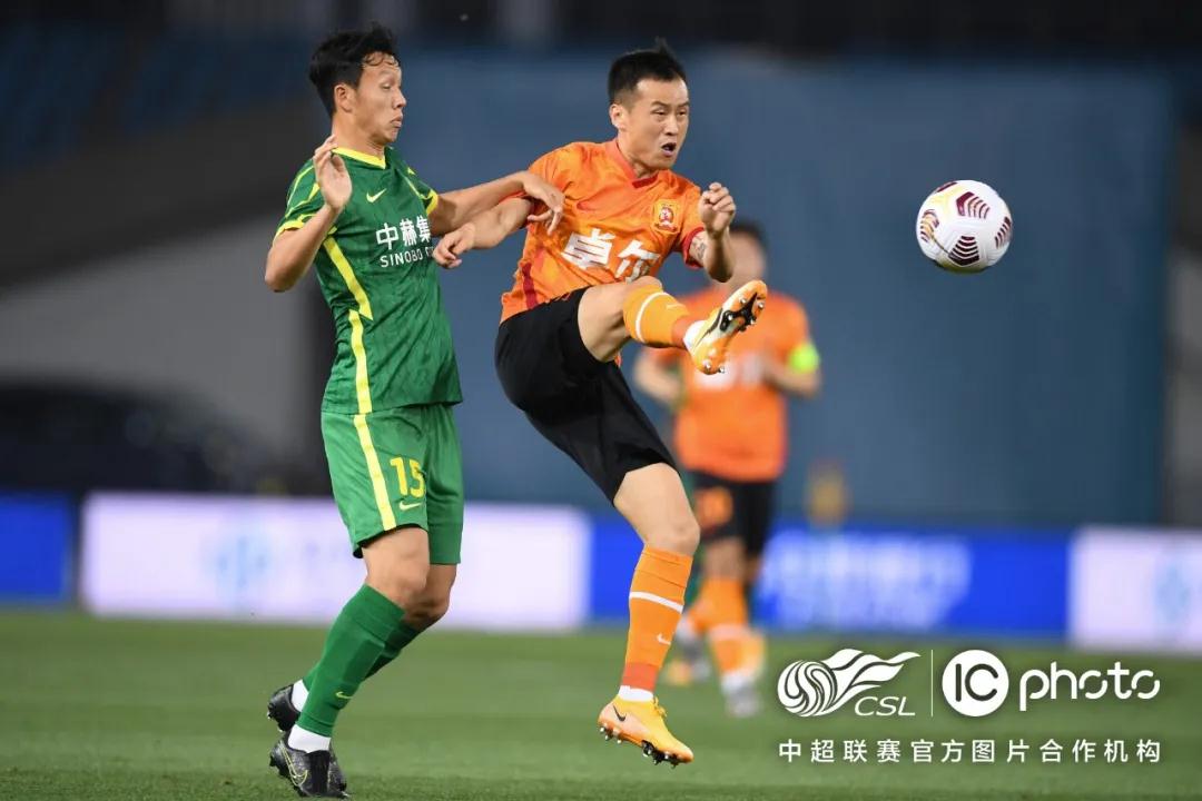 هداف الدوري الإنجليزي 2025من يتصدر السباق الذهبي؟